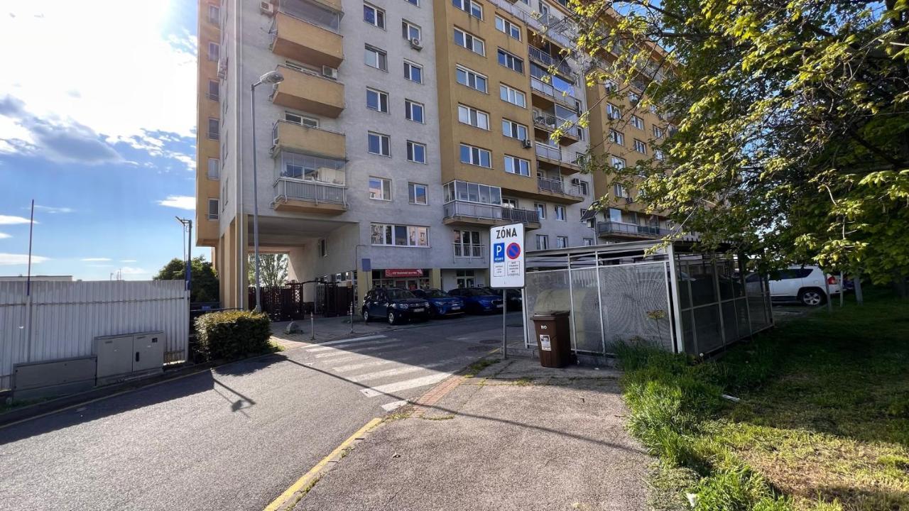 2 Room Apartment, Near Oc Galeria, Petrzalka Братислава Екстериор снимка